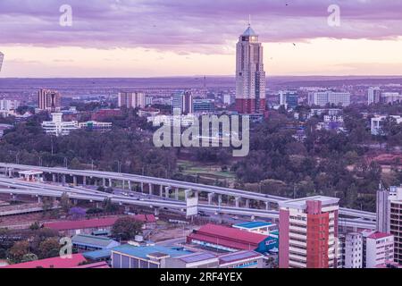 Nairobi Capital Kenya Skyline gratte-ciel bâtiments monuments modernes Tour extérieurs architecturaux Highrise Skyline Streets nuit ville Comté paysage urbain Banque D'Images