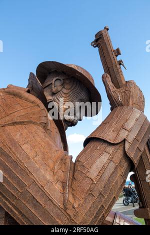 La statue de Tommy créée par l'artiste Ray Lonsdale d'un soldat de la première Guerre mondiale au mémorial de guerre de Seaham, Terrace Green, Seaham, comté de Durham, Royaume-Uni Banque D'Images