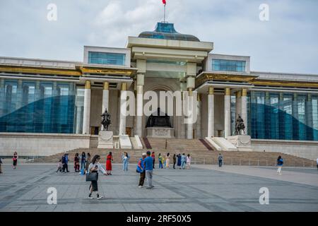 Les diplômés de l'université prennent des photos devant le Palais du gouvernement sur la place Sukhbaatar ou place Gengis Khan également appelée place Chingis Khan i. Banque D'Images