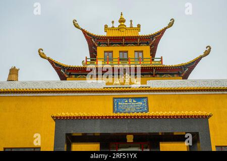 L'architecture du toit du monastère de Gandantegchinlen à Oulan-Bator, Mongolie. Banque D'Images