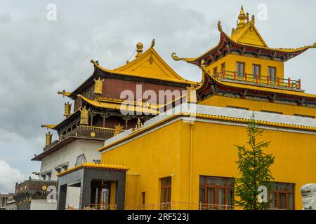 L'architecture du toit du monastère de Gandantegchinlen à Oulan-Bator, Mongolie. Banque D'Images