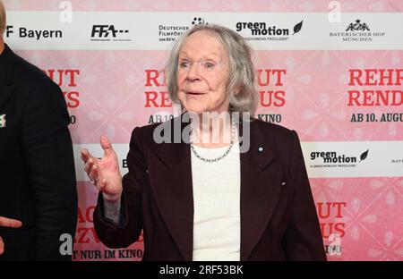 Munich, Allemagne. 31 juillet 2023. L'actrice Enzi Fuchs se tient sur le tapis rouge lors de la première mondiale de 'Rehragout Rendezvous' au Mathäser Filmpalast. Crédit : Felix Hörhager/dpa/Alamy Live News Banque D'Images