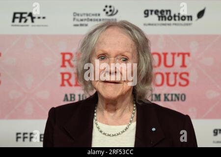 Munich, Allemagne. 31 juillet 2023. L'actrice Enzi Fuchs se tient sur le tapis rouge lors de la première mondiale de 'Rehragout Rendezvous' au Mathäser Filmpalast. Crédit : Felix Hörhager/dpa/Alamy Live News Banque D'Images