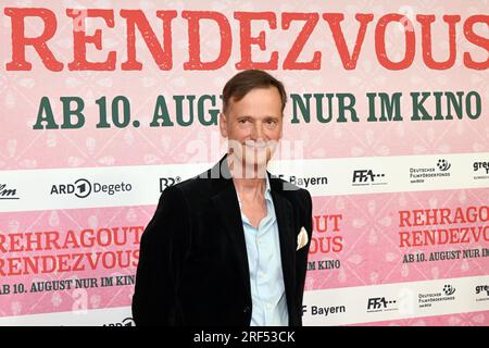 Munich, Allemagne. 31 juillet 2023. Le réalisateur Ed Herzog se tient sur le tapis rouge lors de la première mondiale de « Rehragout Rendezvous » au Mathäser Filmpalast. Crédit : Felix Hörhager/dpa/Alamy Live News Banque D'Images