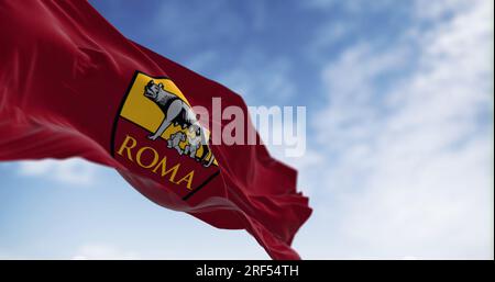 Rome, Italie, juillet 30 2023 : drapeau ROM brandissant. AS Roma est un club de football professionnel basé à Rome. Illustration éditoriale 3d rendu d'illustration. Banque D'Images