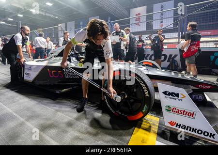 LONDRES, ROYAUME-UNI. 30 juillet 2023. La Jaguar TCS Racing prépare la voiture Mitch Evans avant la finale lors de l'E-Prix ABB FIA Formula E 2023 Hankook London à l'Excel le dimanche 30 juillet 2023 à LONDRES, ANGLETERRE. Crédit : Taka G Wu/Alamy Live News Banque D'Images