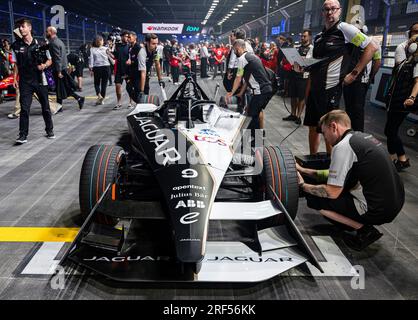 LONDRES, ROYAUME-UNI. 30 juillet 2023. La Jaguar TCS Racing prépare la voiture Mitch Evans avant la finale lors de l'E-Prix ABB FIA Formula E 2023 Hankook London à l'Excel le dimanche 30 juillet 2023 à LONDRES, ANGLETERRE. Crédit : Taka G Wu/Alamy Live News Banque D'Images