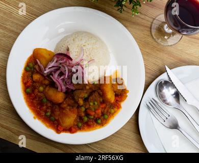 Veau épicé avec pommes de terre et sauce Banque D'Images