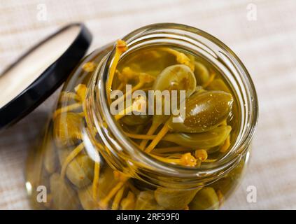 Végétarien de câpres en conserve dans un pot en verre Banque D'Images
