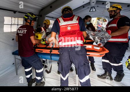 Nicosie, Nicosie, Chypre. 31 juillet 2023. Les ambulanciers paramédicaux prennent soin d'une personne blessée. Le Département des ambulances de l'Organisation des services de santé de l'État a organisé l'exercice Ippokratis 2023. Le but de l'exercice était la gestion d'un grave accident de la circulation avec de nombreuses personnes blessées qui nécessite la coopération de nombreux services, tels que les ambulances, les pompiers, la police et les équipes de secours. (Image de crédit : © Kostas Pikoulas/ZUMA Press Wire) USAGE ÉDITORIAL SEULEMENT! Non destiné à UN USAGE commercial ! Banque D'Images