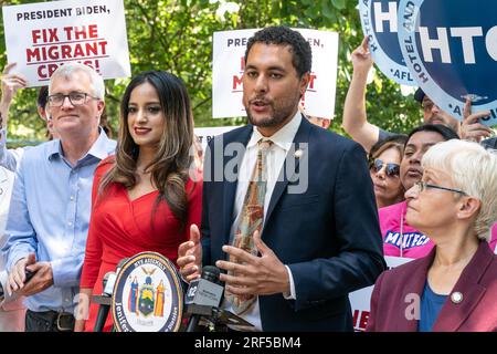 Christopher Marte, membre du conseil municipal, prend la parole lors d'un rassemblement appelant le président Joe Biden à déclarer l'état d'urgence sur la crise des migrants à New York dans le City Hall Park à New York le 31 juillet 2023 Banque D'Images