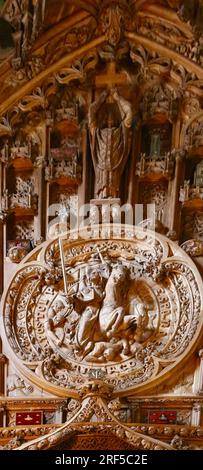 Détail du retable en bois de la chapelle des reliques dans la cathédrale de Saint-Jacques-de-Compostelle Santiago de Compostelle Galice Espagne Banque D'Images