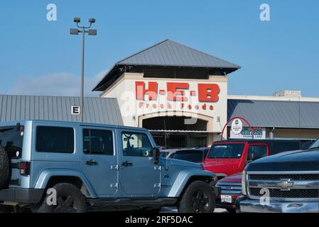 Houston, Texas États-Unis 07-30-2023. H-E-B épicerie devanture et parking à Houston, TX. Chaîne de supermarchés privée américaine située au Texas. Banque D'Images