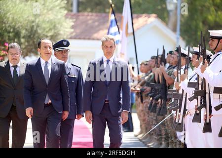 Nicosie, Chypre. 31 juillet 2023. Le président chypriote Nikos Christodoulides (L, Front) accueille le Premier ministre grec Kyriakos Mitsotakis (R, Front) en visite au Palais présidentiel à Nicosie, Chypre, le 31 juillet 2023. Chypre et la Grèce se sont félicitées des initiatives prises par l'Union européenne (UE) et T¨¹rkiye d'engager des consultations pour la promotion de leurs relations, a déclaré le Premier ministre grec Kyriakos Mitsotakis lors d'une visite officielle à Chypre lundi. Crédit : George Christophorou/Xinhua/Alamy Live News Banque D'Images