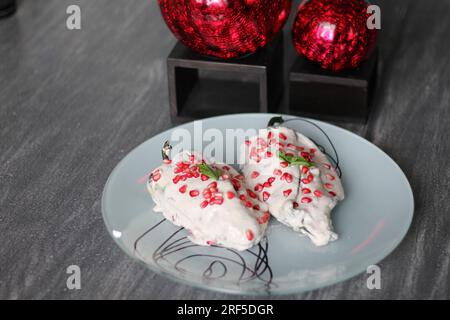 Gros plan Chili rellenos en nogada, cuisine gastronomique mexicaine traditionnelle Banque D'Images