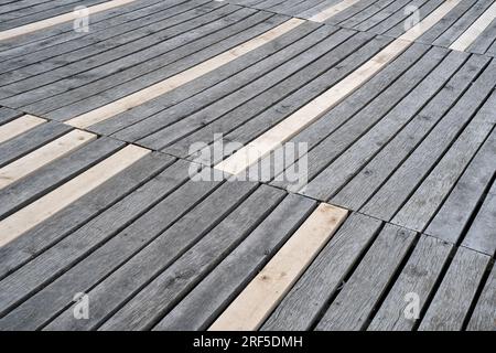 Quai en bois vieilli et rénové sur le lac. Surface d'une jetée en bois faite de planches avec des fissures Banque D'Images