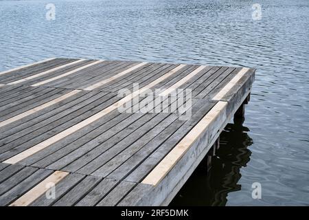 Quai en bois vieilli et rénové sur le lac. Surface d'une jetée en bois faite de planches avec des fissures Banque D'Images