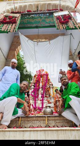 Ajmer, Rajasthan, Inde. 29 juillet 2023. Un Taziya d'argent centenaire à la porte principale du sanctuaire du 12e siècle de Khawaja Gharib Nawaz à Ajmer pour observer Muharram. (Image de crédit : © Shaukat Ahmed/Pacific Press via ZUMA Press Wire) USAGE ÉDITORIAL SEULEMENT! Non destiné à UN USAGE commercial ! Banque D'Images