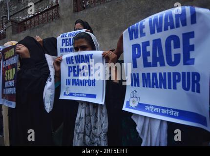 24 juillet 2023, Srinagar, Jammu-et-Cachemire, Inde : les partisans du Parti du Congrès de l'opposition indienne qui protestent contre la violence ethnique dans le nord-est de l'État de Manipur, brandissent des pancartes à Srinagar. Plus de 130 personnes ont été tuées dans l'État du nord-est depuis que les violences entre deux groupes ethniques dominants ont éclaté début mai 2023. (Image de crédit : © Mubashir Hassan/Pacific Press via ZUMA Press Wire) USAGE ÉDITORIAL SEULEMENT! Non destiné à UN USAGE commercial ! Banque D'Images