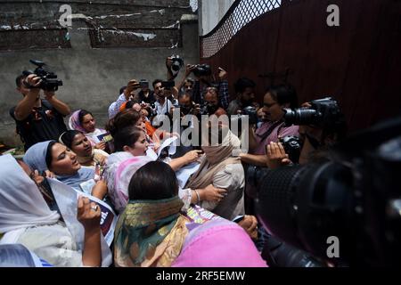 24 juillet 2023, Srinagar, Jammu-et-Cachemire, Inde : les partisans du Parti du Congrès de l'opposition indienne qui protestent contre la violence ethnique dans le nord-est de l'État de Manipur, brandissent des pancartes à Srinagar. Plus de 130 personnes ont été tuées dans l'État du nord-est depuis que les violences entre deux groupes ethniques dominants ont éclaté début mai 2023. (Image de crédit : © Mubashir Hassan/Pacific Press via ZUMA Press Wire) USAGE ÉDITORIAL SEULEMENT! Non destiné à UN USAGE commercial ! Banque D'Images