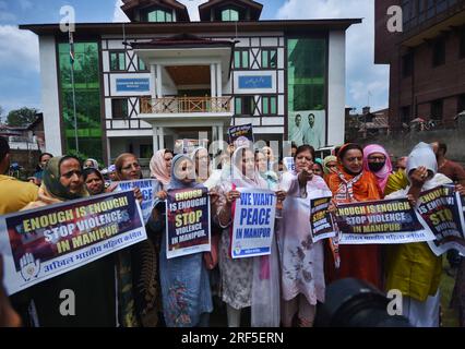 24 juillet 2023, Srinagar, Jammu-et-Cachemire, Inde : les partisans du Parti du Congrès de l'opposition indienne qui protestent contre la violence ethnique dans le nord-est de l'État de Manipur, brandissent des pancartes à Srinagar. Plus de 130 personnes ont été tuées dans l'État du nord-est depuis que les violences entre deux groupes ethniques dominants ont éclaté début mai 2023. (Image de crédit : © Mubashir Hassan/Pacific Press via ZUMA Press Wire) USAGE ÉDITORIAL SEULEMENT! Non destiné à UN USAGE commercial ! Banque D'Images