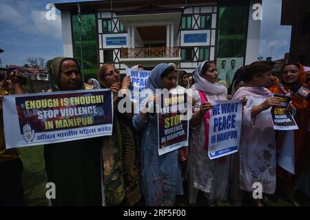 24 juillet 2023, Srinagar, Jammu-et-Cachemire, Inde : les partisans du Parti du Congrès de l'opposition indienne qui protestent contre la violence ethnique dans le nord-est de l'État de Manipur, brandissent des pancartes à Srinagar. Plus de 130 personnes ont été tuées dans l'État du nord-est depuis que les violences entre deux groupes ethniques dominants ont éclaté début mai 2023. (Image de crédit : © Mubashir Hassan/Pacific Press via ZUMA Press Wire) USAGE ÉDITORIAL SEULEMENT! Non destiné à UN USAGE commercial ! Banque D'Images