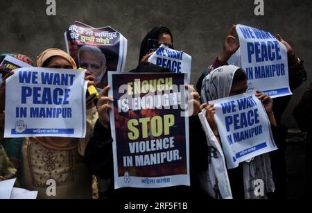 24 juillet 2023, Srinagar, Jammu-et-Cachemire, Inde : les partisans du Parti du Congrès de l'opposition indienne qui protestent contre la violence ethnique dans le nord-est de l'État de Manipur, brandissent des pancartes à Srinagar. Plus de 130 personnes ont été tuées dans l'État du nord-est depuis que les violences entre deux groupes ethniques dominants ont éclaté début mai 2023. (Image de crédit : © Mubashir Hassan/Pacific Press via ZUMA Press Wire) USAGE ÉDITORIAL SEULEMENT! Non destiné à UN USAGE commercial ! Banque D'Images