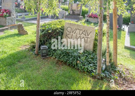 Vienne, Autriche. 04 juillet 2023 : Gustav Klimt est enterré dans le cimetière Hietzinger dans le 13e arrondissement de Vienne, adjacent au parc du célèbre Schönb Banque D'Images