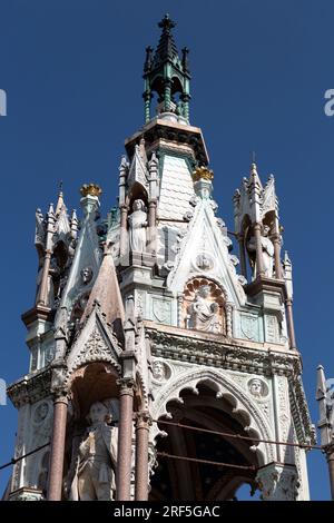 Genève, Suisse - 25 mars 2022 : le monument Brunswick est un mausolée construit en 1879 dans le jardin des Alpes pour commémorer Charles II, duc de BR Banque D'Images