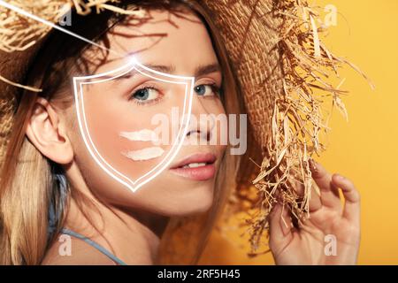 Soins de protection solaire. Belle femme avec crème solaire sur le visage sur fond doré. Illustration de la protection en tant que SPF Banque D'Images