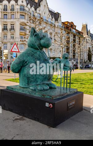 Genève, Suisse - 25 mars 2022 : exposition de sculptures le Chat, créée par l'artiste de dessin animé belge Philippe Geluck, le long du lac Léman Banque D'Images