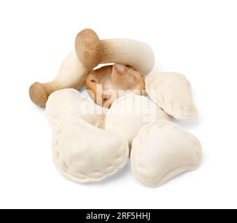 Boulettes crues (varenyky) et champignons frais isolés sur blanc Banque D'Images