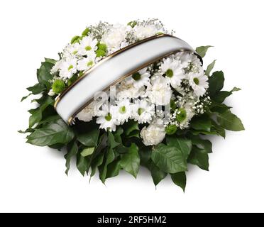 Couronne funéraire de fleurs avec ruban sur fond blanc Banque D'Images