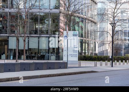 Genève, Suisse - 25 mars 2022 : architecture moderne et vue sur la rue à Genève, Suisse. Banque D'Images