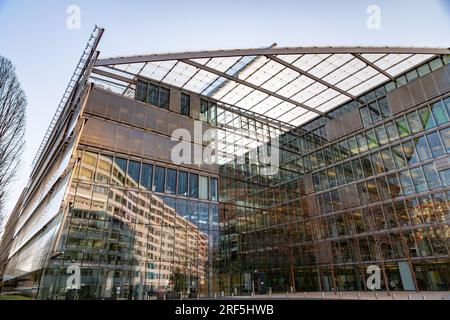 Genève, Suisse - 25 mars 2022 : architecture moderne et vue sur la rue à Genève, Suisse. Banque D'Images