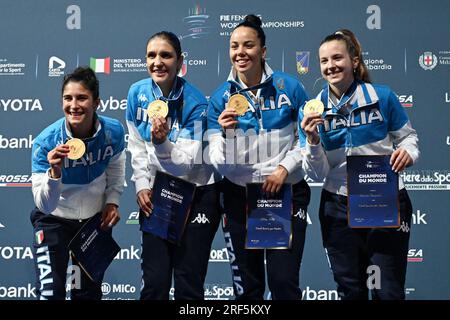 L'équipe championne d'Italie célèbre lors de la cérémonie de remise des médailles du Championnat du monde d'escrime 2023 par équipe féminine à Milan, en Italie, le 29 juillet 2023. (Photo de Tadashi MIYAMOTO) Banque D'Images