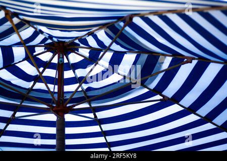 Parapluie rayé bleu et blanc Banque D'Images