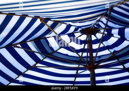 Parapluie rayé bleu et blanc Banque D'Images