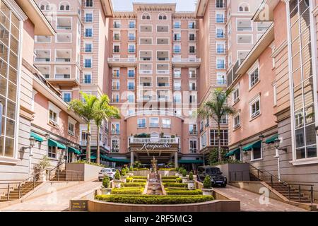 Villa Rosa Kempinski Nairobi Explorez la ville avec style et confort en séjournant dans le meilleur hôtel 5 étoiles de luxe de Nairobi. Offrant la fusion parfaite o Banque D'Images