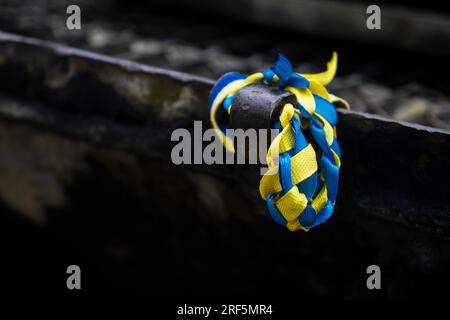 Kiev, Ukraine - le 31 juillet 2023 personnes viennent mettre des bracelets aux couleurs de l'Ukraine sur du matériel militaire russe détruit par l'Ukraine depuis le début Banque D'Images