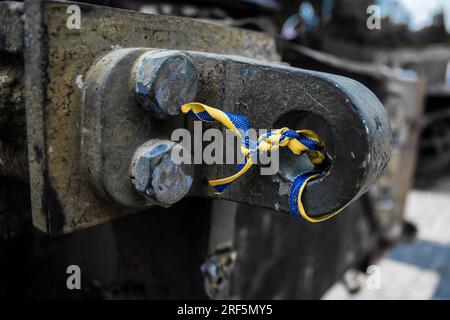 Kiev, Ukraine - le 31 juillet 2023 personnes viennent mettre des bracelets aux couleurs de l'Ukraine sur du matériel militaire russe détruit par l'Ukraine depuis le début Banque D'Images