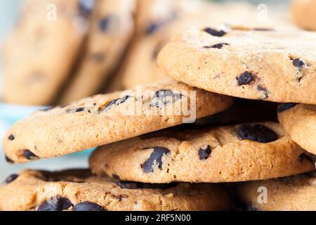 gouttes et morceaux de chocolat dans les biscuits de blé traditionnels, nourriture pour le thé ou le café, biscuits sucrés et délicieux, gros plan Banque D'Images