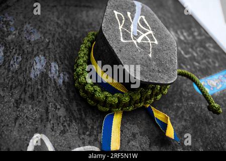 Kiev, Ukraine - le 31 juillet 2023 personnes viennent mettre des bracelets aux couleurs de l'Ukraine sur du matériel militaire russe détruit par l'Ukraine depuis le début Banque D'Images