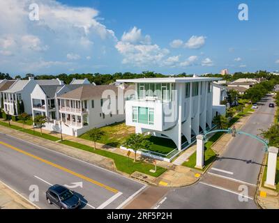 Pensacola, FL, USA - 21 juillet 2023 : incroyable maison unique construite sur pilotis de pont Banque D'Images