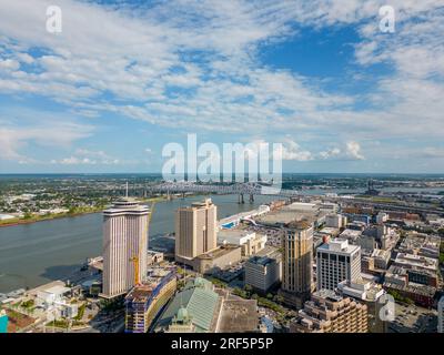 Photo aérienne vue du centre-ville de la Nouvelle-Orléans de Mississippi River Crescent City Connection Banque D'Images