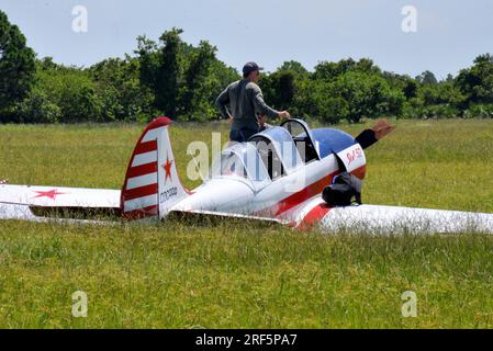 Palm Bay. Comté de Brevard, Floride, États-Unis. Un petit avion monomoteur Yak-52 de fabrication roumaine a effectué un atterrissage d'urgence contrôlé dans un pâturage de vaches de Palm Bay après avoir rencontré un problème de carburant en vol près de Nail Ranch Road. Aucun blessé signalé. La FAA enquête sur l'incident. Crédit : Julian Leek/Alamy Live News Banque D'Images