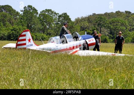 Palm Bay. Comté de Brevard, Floride, États-Unis. Un petit avion monomoteur Yak-52 de fabrication roumaine a effectué un atterrissage d'urgence contrôlé dans un pâturage de vaches de Palm Bay après avoir rencontré un problème de carburant en vol près de Nail Ranch Road. Aucun blessé signalé. La FAA enquête sur l'incident. Crédit : Julian Leek/Alamy Live News Banque D'Images