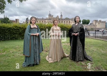 Des acteurs incarnant trois des sœurs Boleyn posent près de la Tour de Londres, où Anne a été détenue avant sa décapitation tristement célèbre en 1536. Banque D'Images