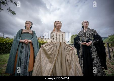 Des acteurs incarnant trois des sœurs Boleyn posent près de la Tour de Londres, où Anne a été détenue avant sa décapitation tristement célèbre en 1536. Banque D'Images