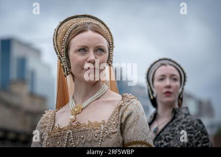 Des acteurs incarnant trois des sœurs Boleyn posent près de la Tour de Londres, où Anne a été détenue avant sa décapitation tristement célèbre en 1536. Banque D'Images